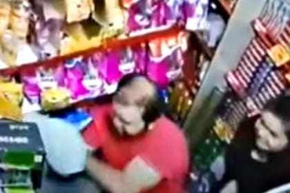 El momento en el que los dueños del local reducen al asaltante