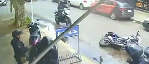 Dos motochorros eran perseguidos por la policía, chocaron y cayeron heridos en Ramos Mejía