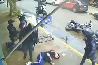 Dos motochorros eran perseguidos por la policía, chocaron y cayeron heridos en Ramos Mejía