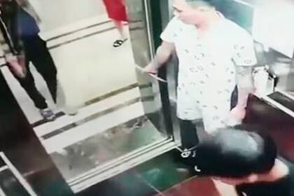 El momento en el que los tres jóvenes ingresan el enorme panel de vidrio al ascensor en Vietnam
