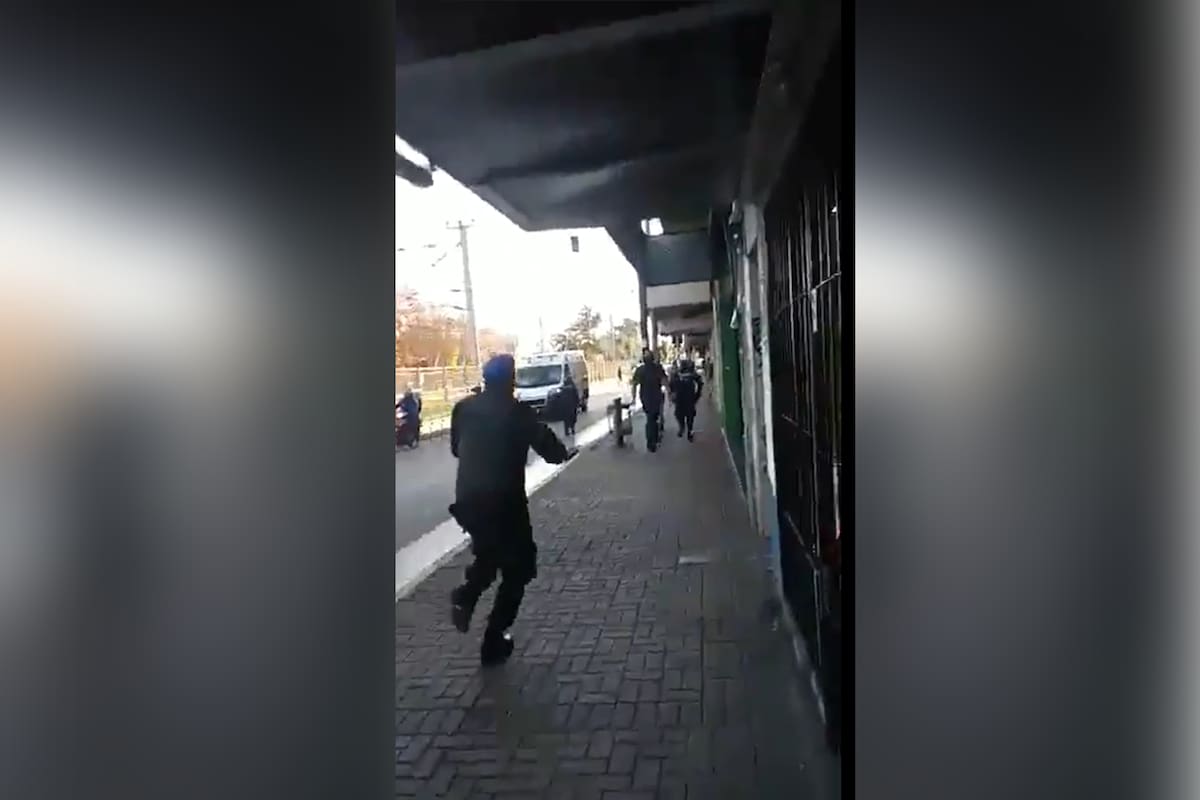 El momento en el que los uniformados corren hacia el delincuente