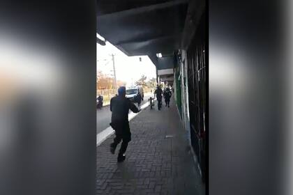 El momento en el que los uniformados corren hacia el delincuente