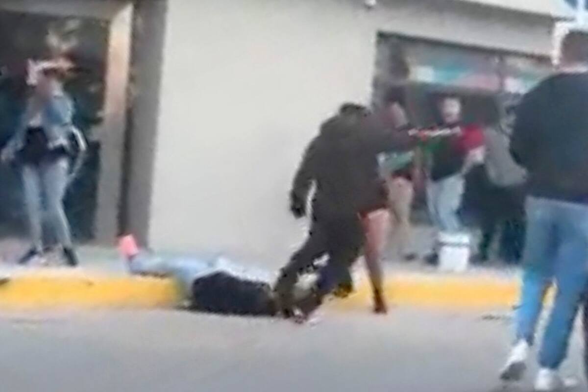 El momento en el que Lucas Nahuel Larroque es ferozmente agredido