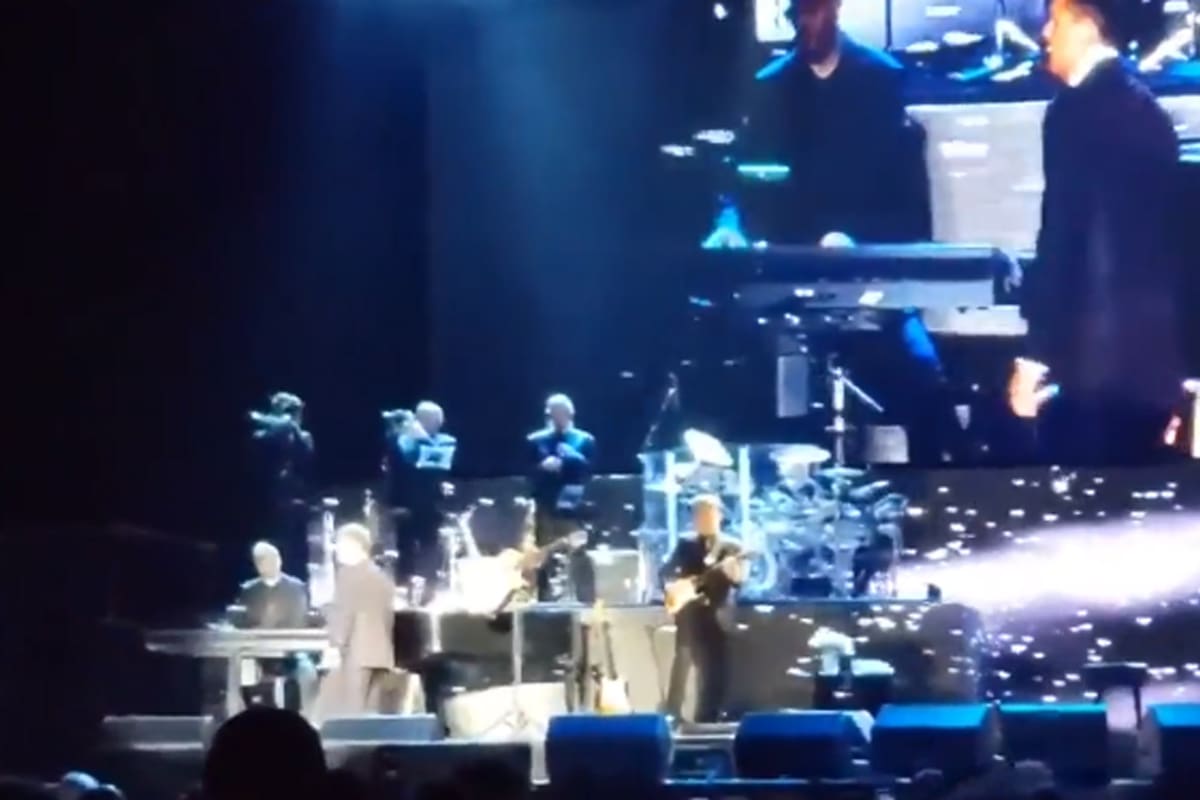 El momento en el que Luis Miguel amaga a tirar el micrófono al sonidista en pleno concierto