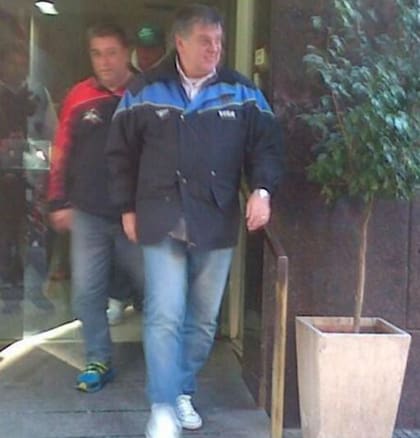 El momento en el que Luis Ventura salía de la clínica luego de conocer a su bebé