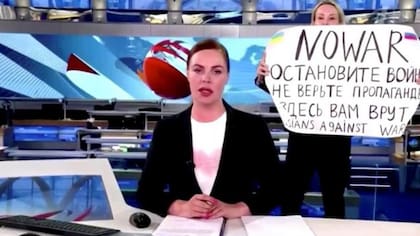 El momento en el que Marina Ovsyannikova apareció con el mensaje en contra de la guerra