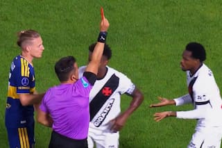 La insólita doble amarilla que el árbitro chileno le mostró a un jugador de Vasco da Gama