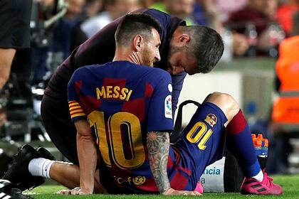 El momento en el que Messi es atendido por el kinesiologo y el médico de Barcelona