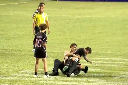 El momento en el que Messi es derribado en medio del partido amistoso en Puerto Rico