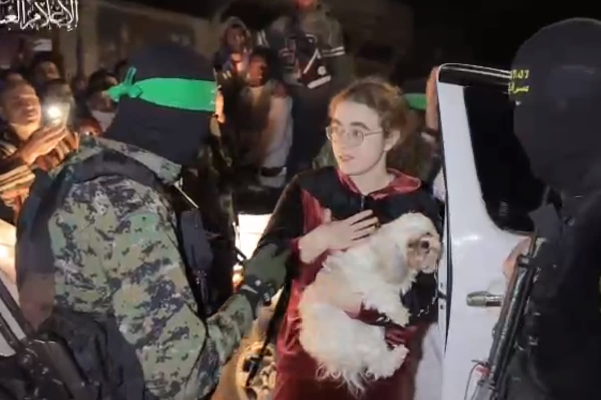 El momento en el que milicianos de Hamas liberan a la rehén argentina Mia Leimberg.