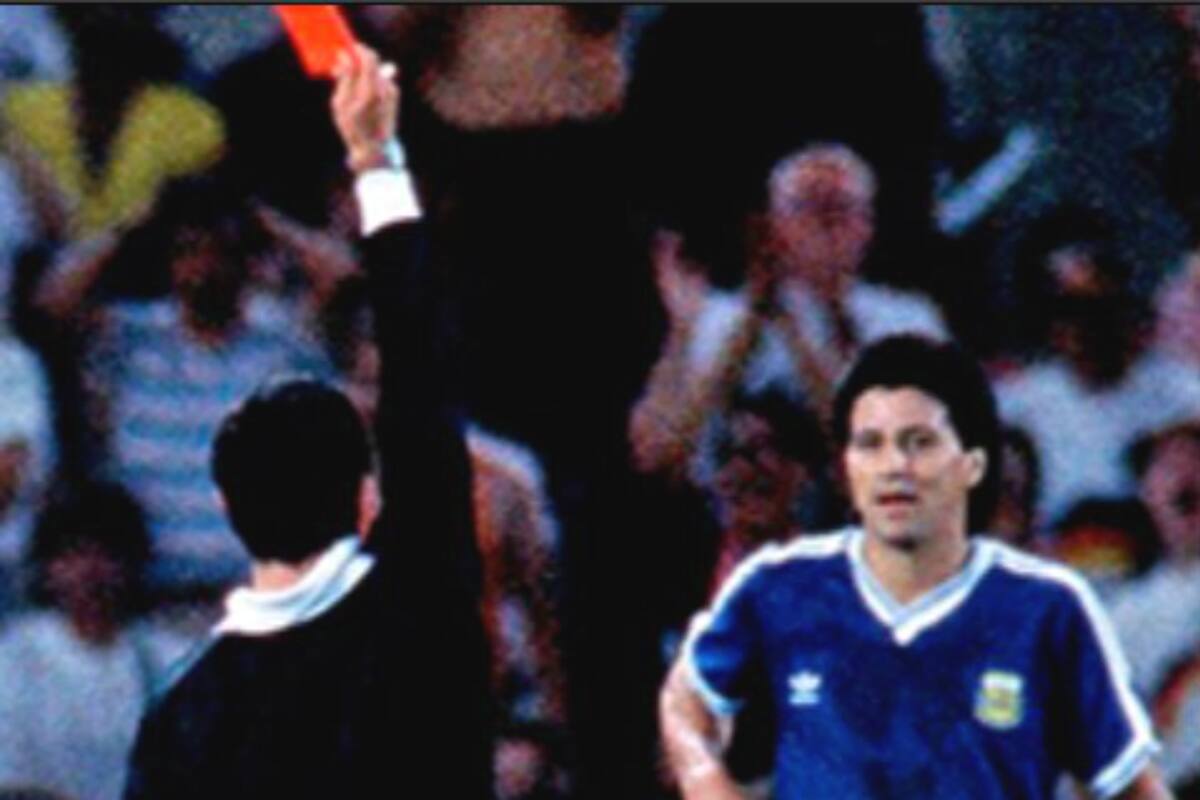 El momento en el que Monzón ve la tarjeta roja por una fuerte falta sobre Klinsmann