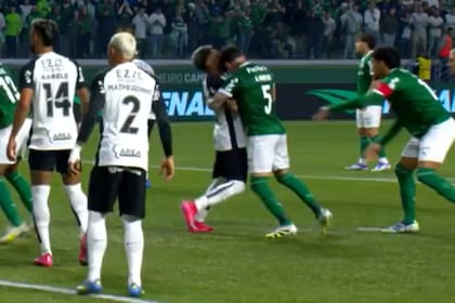 El momento en el que Moreno le da un cabezazo en el rostro a Martínez y se va expulsado (Captura de TV)