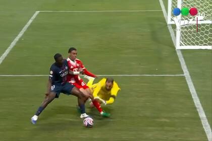 El momento en el que Musiala, de Bayern Munich, se lesiona: hasta el arquero Donnarumma quedó en shock al ver luego a su adversario en el piso