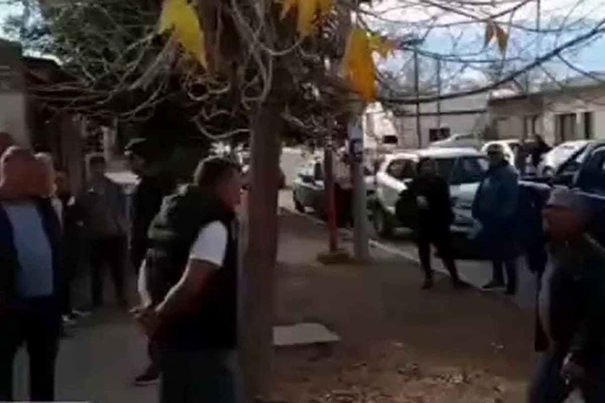 El momento en el que Oscar Garrido y Carlos Jauge confrontan antes de una reunión de la UCR en Zapala