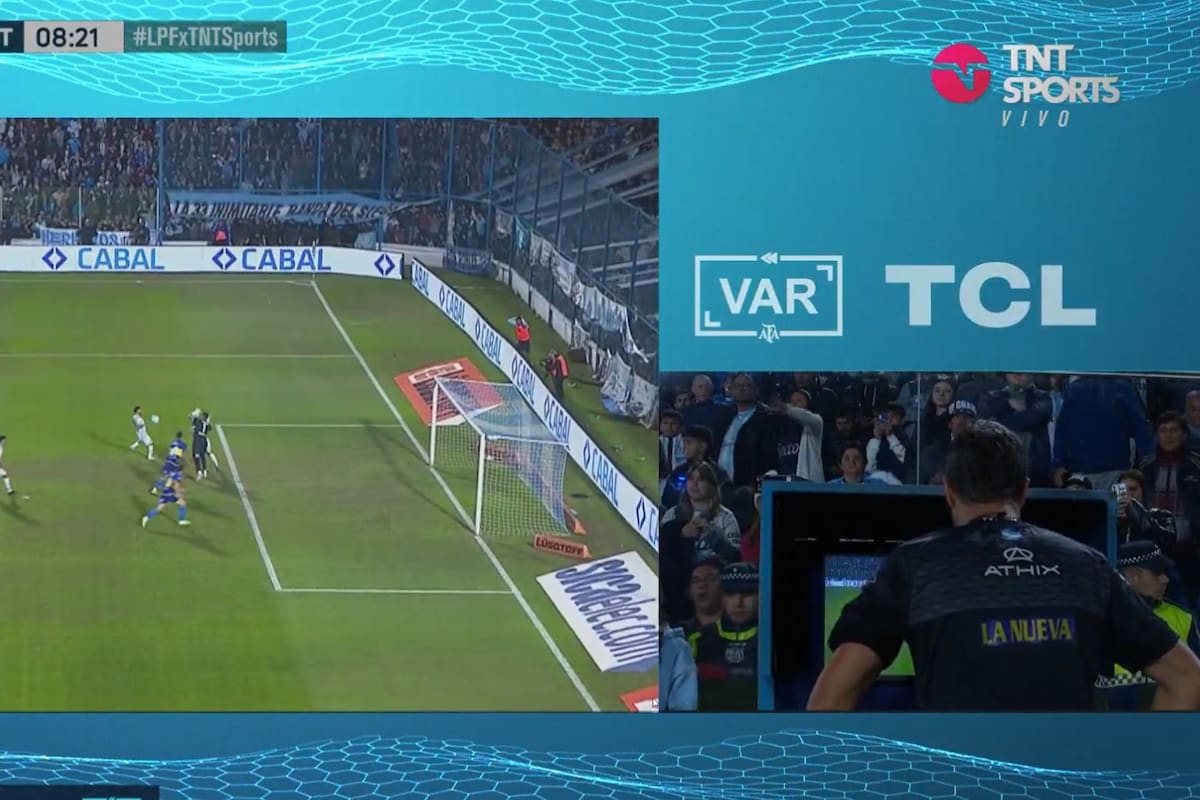 El momento en el que Pablo Echavarría chequea en el monitor del VAR la jugada que había terminado en gol de Tesuri para Atlético Tucumán; al final se cobró off-side