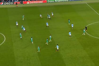 El momento en el que parte el pase hacia Agüero, ligeramente adelantado