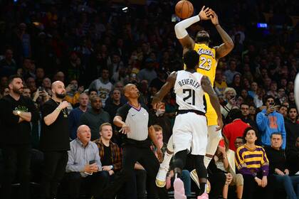 El momento en el que Patrick Beverly le quita el balón a LeBron James sobre el final del partido con Clippers arriba de Lakers por 109-106