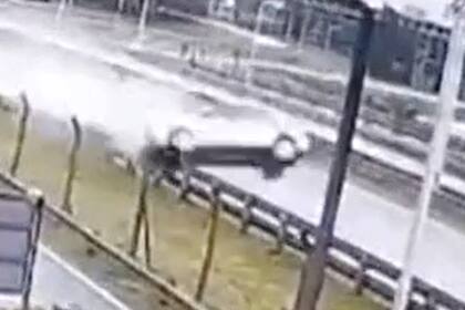 El momento en el que Peugot 208 impacta contra el guardarraíl en el Acceso Oeste y se eleva en el aire antes de impactar contra una cabina de peaje