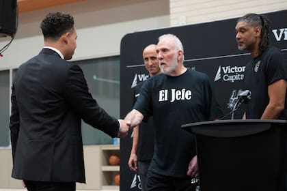 El momento en el que Popovich, "El Jefe", presenta a Mitch Johnson como entrenador; en la imagen, con Manu Ginobili y Tim Duncan