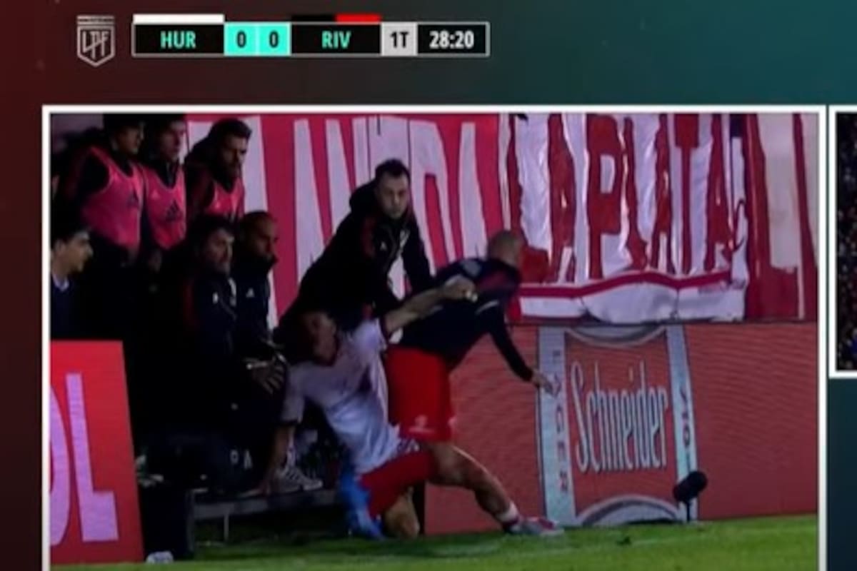 El momento en el que Rapallini revisa la jugada en el monitor: Maidana le aplicó un codazo a Coccaro y fue bien expulsado
