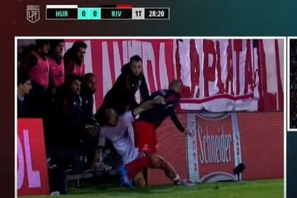 El momento en el que Rapallini revisa la jugada en el monitor: Maidana le aplicó un codazo a Coccaro y fue bien expulsado