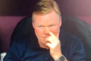 Las cámaras atraparon "in fraganti" a "Ronald Koeman" justo cuando hacía un gesto fuera de lugar