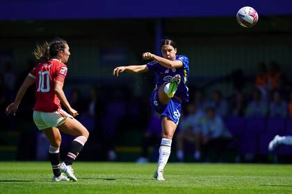 El momento en el que Sam Kerr impacta el balón y anota el cuarto gol de Chelsea, una joya para sentenciar la final de la FA Women's Super League contra Manchester United, en el Kingsmeadow de Londres