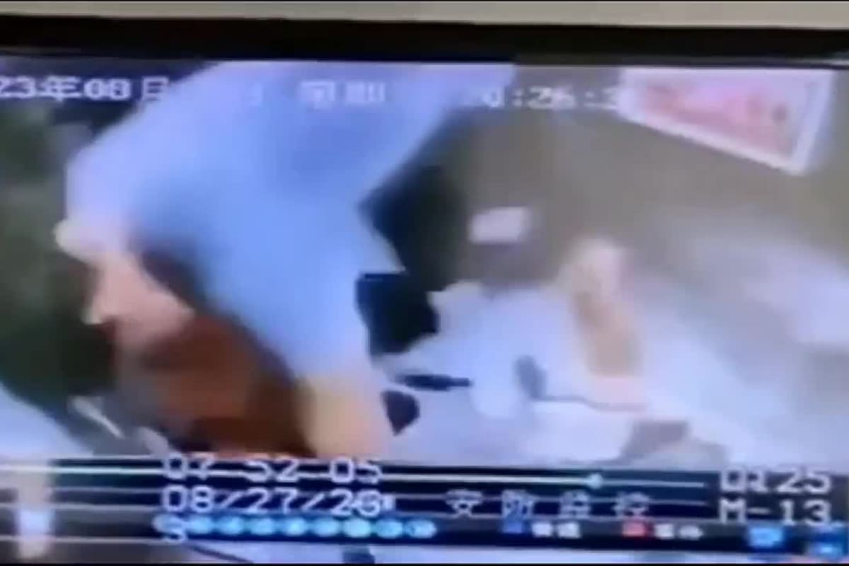 El momento en el que se desploma el ascensor en China