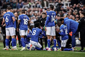 El momento en el que se detuvo el partido entre Newcastle y Everton para que los futbolistas puedan beber y comer algunos dátiles en medio del Ramadán