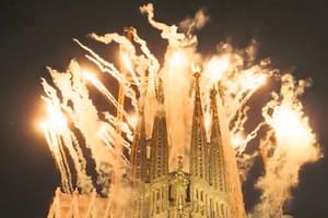El momento en el que se iluminó por primera vez en la historia la torre de Jesucristo, la más alta de la Sagrada Familia
