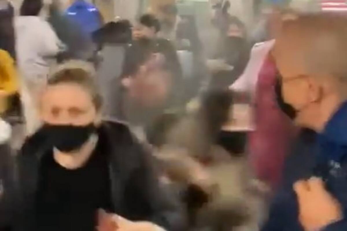 El momento en el que se produce el tiroteo en el subte de Nueva York
