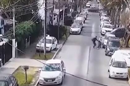 El momento en el que Silvia es asaltada por uno de los delincuentes