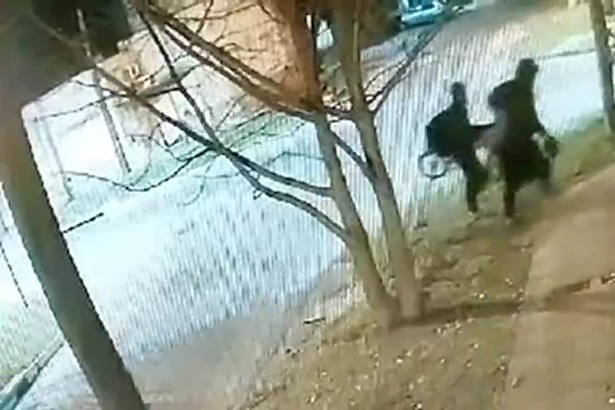 El momento en el que tres delincuentes escapan del domicilio ubicado entre 5 bis y 517
