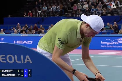 El momento en el que Ugo Humbert se acercó a mirar su celular en el medio del partido ante Adrian Mannarino