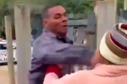 El momento en el que un agente de la Policía Militar del Estado de San Pablo golpea con violencia a una mujer de 80 años