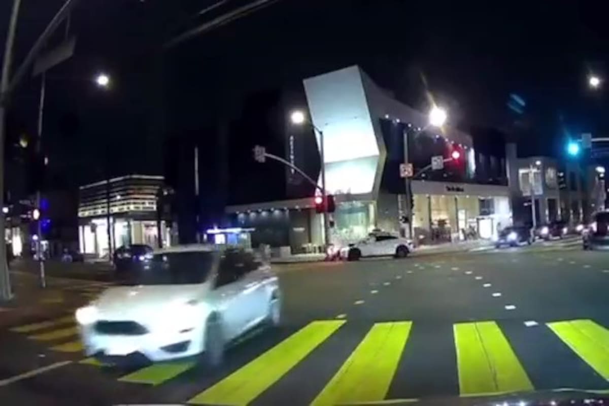 El momento en el que un auto autónomo de Waymo impacta contra una heladera autónoma, registrado por las cámaras de un Tesla
