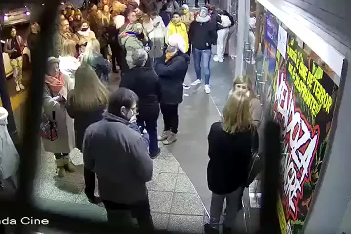 El momento en el que un auto chocó violentamente contra el Teatro Plaza e hirió a 23 personas en Godoy Cruz, Mendoza