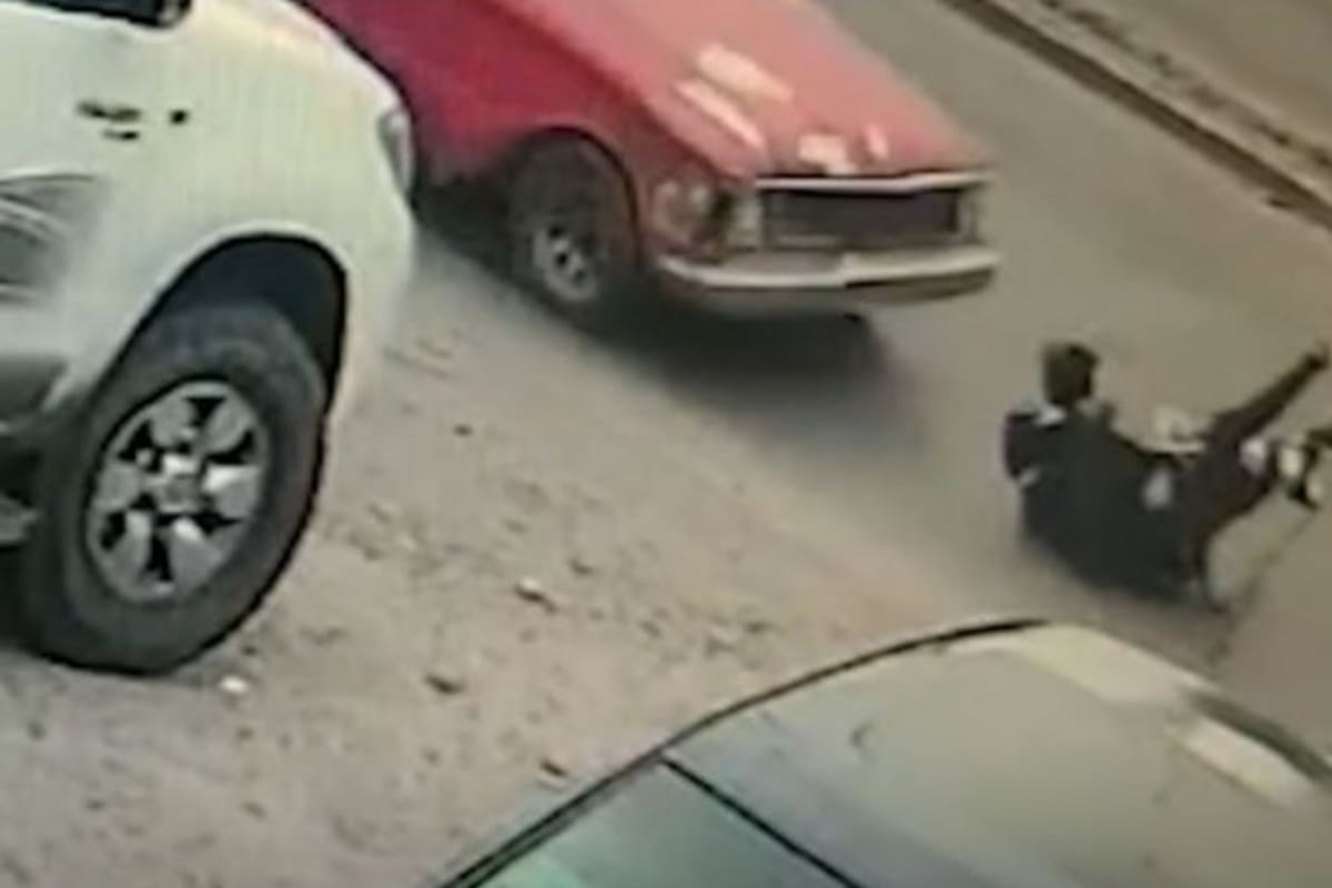 El momento en el que un auto que circulaba por la avenida embiste a la víctima de frente