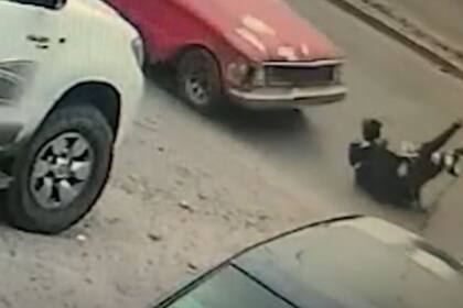 El momento en el que un auto que circulaba por la avenida embiste a la víctima de frente