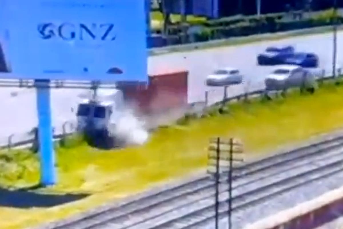 El momento en el que un camión protagoniza un incidente en avenida Leopoldo Lugones