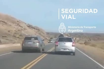 El momento en el que un conductor cordobés realiza un sobrepaso indebido en el Camino de las Altas Cumbres