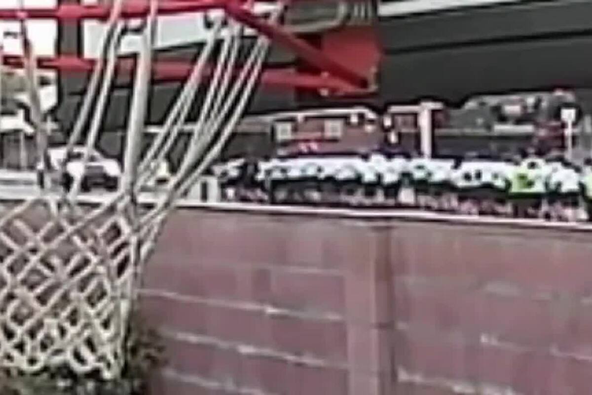 El momento en el que un conductor intenta atropellar a 75 agentes de policía estadounidenses