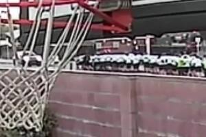 El momento en el que un conductor intenta atropellar a 75 agentes de policía estadounidenses