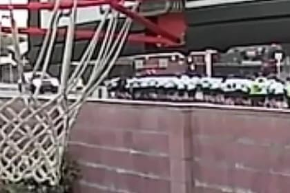 El momento en el que un conductor intenta atropellar a 75 agentes de policía estadounidenses