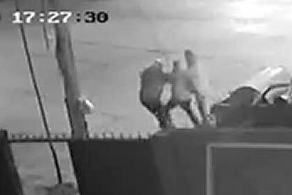 El momento en el que un excomisario se defiende a los tiros tras ser abordados por dos delincuentes