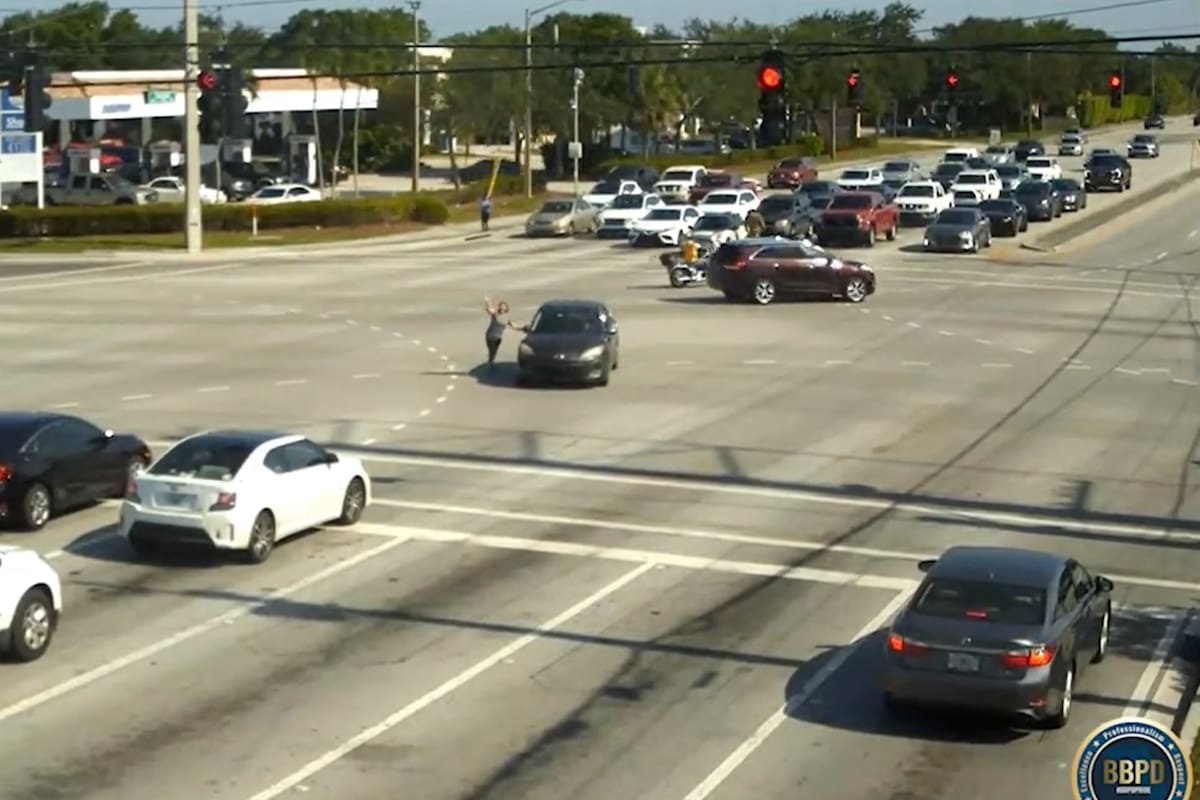 El momento en el que un grupo de personas ayuda a una conductora desvanecida en plena avenida