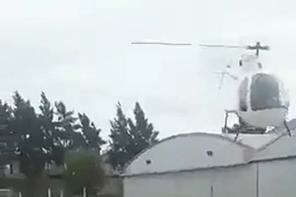 El momento en el que un helicóptero se estrella a metros de la Autopista La Plata-Buenos Aires