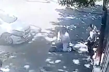 El momento en el que un hombre de 50 años le propina una brutal golpiza a un joven de 23 luego de que ambos chocaran en La Plata