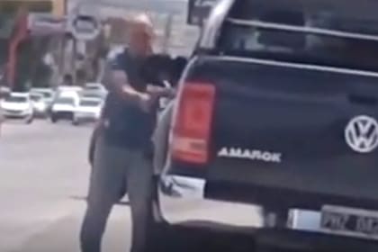 El momento en el que un hombre destruye su propia camioneta con un palo tras discutir con un amigo en Puerto Madryn, Chubut