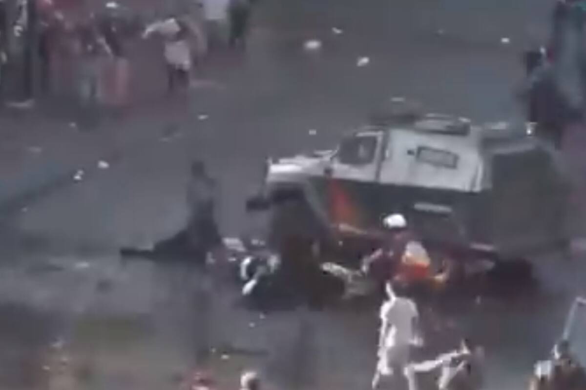 El momento en el que un hombre fue embestido por un carro de Carabineros en cercanías de la Plaza Italia